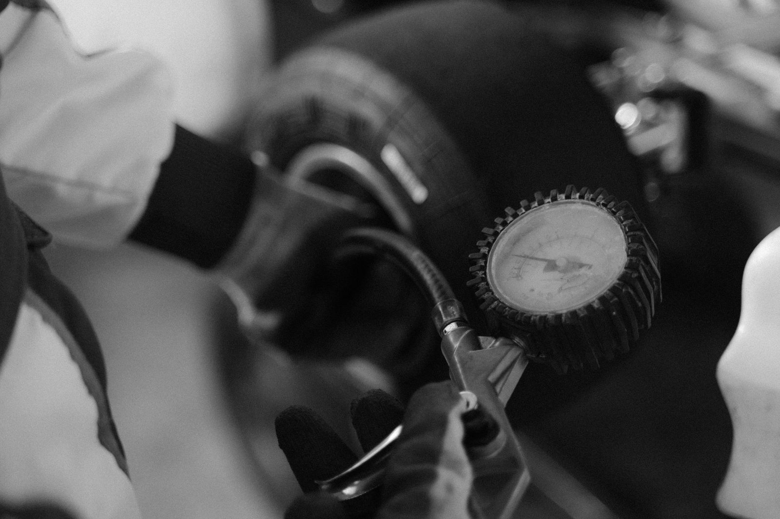 A tire pressure gauge tool
